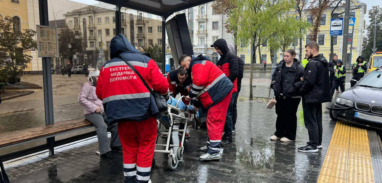 Легковик на швидкості в’їхав у зупинку на вулиці Театральній (фото)