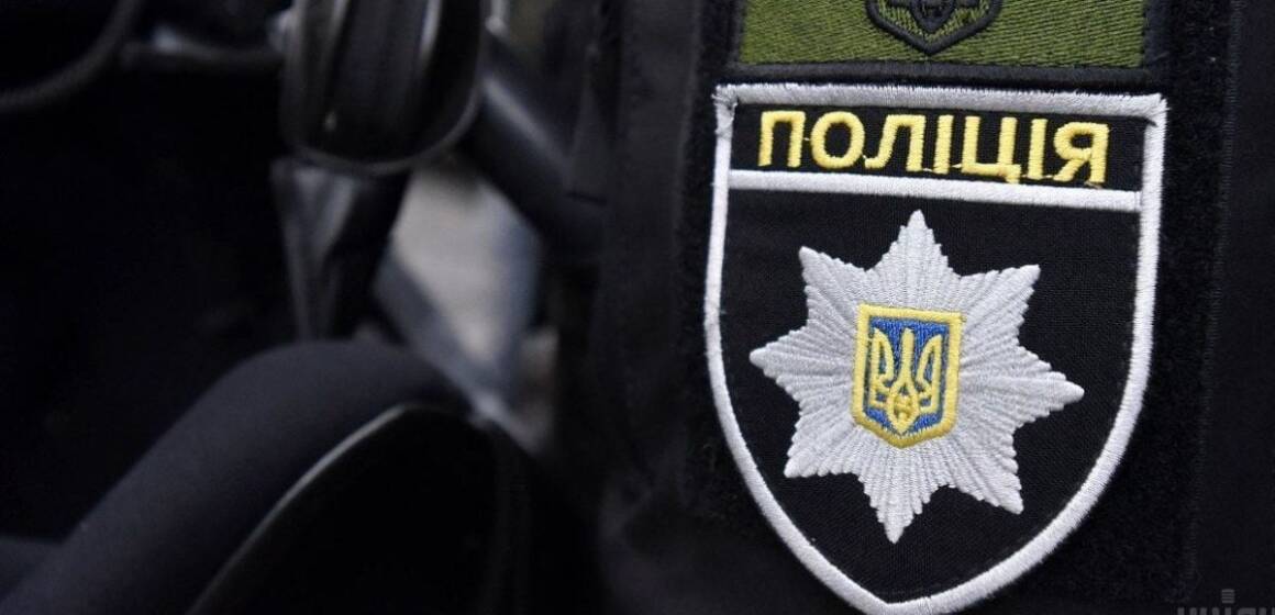 Неприємний ранок у Томашполі: чоловік вивіз на дорогу тваринні відходи