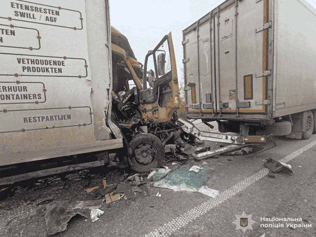На Вінниччині пасажир вантажівки отримав травми внаслідок ДТП
