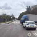 У Хмільнику 70-річного водія електросамоката збила вантажівка
