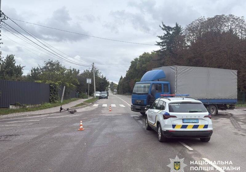 У Хмільнику 70-річного водія електросамоката збила вантажівка