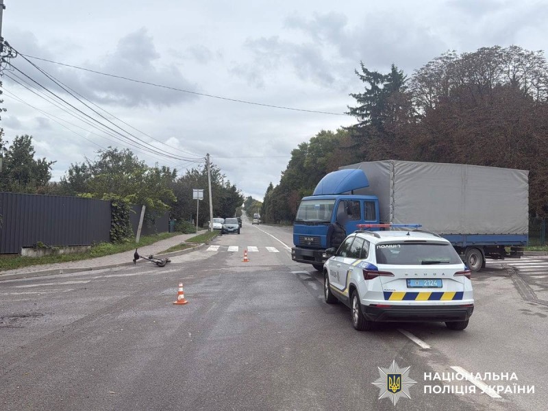У Хмільнику 70-річного водія електросамоката збила вантажівка
