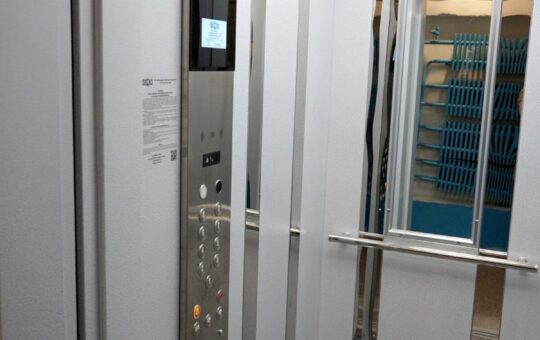 На вулиці Андрія Первозванного у Вінниці облаштували новий підйомник і ліфт