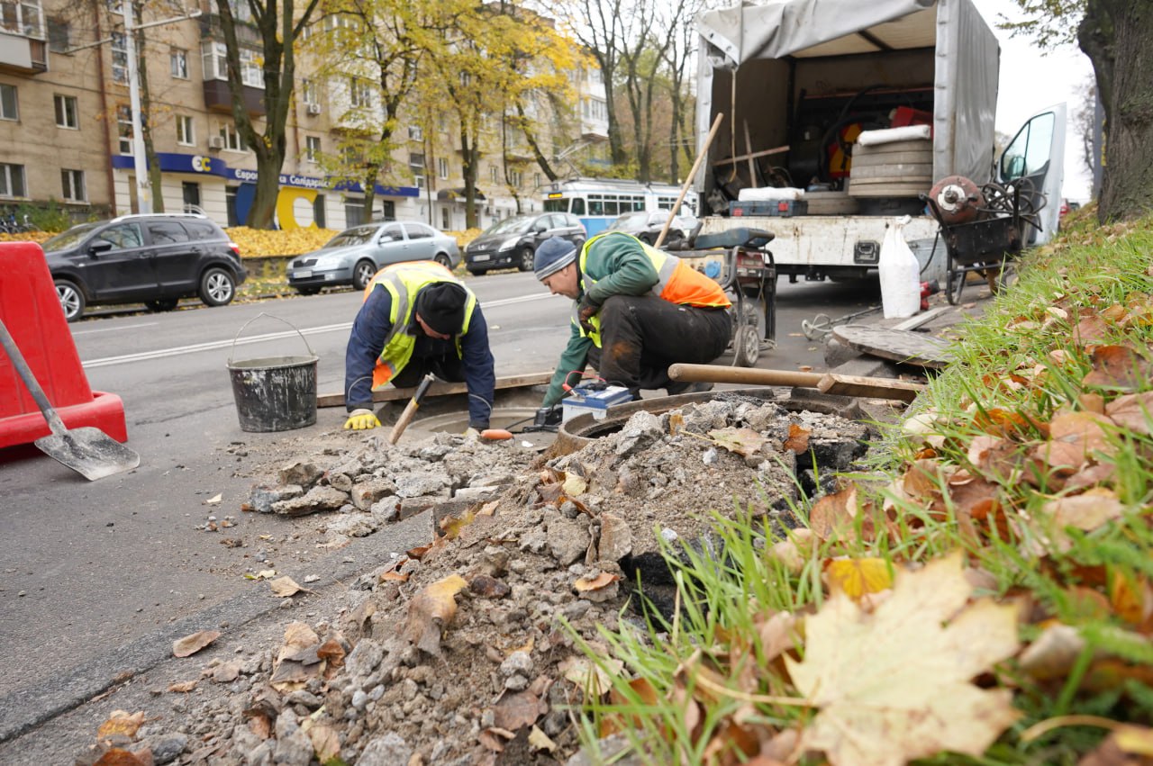 У Вінниці розпочали встановлення сучасних люків на Хмельницькому шосе