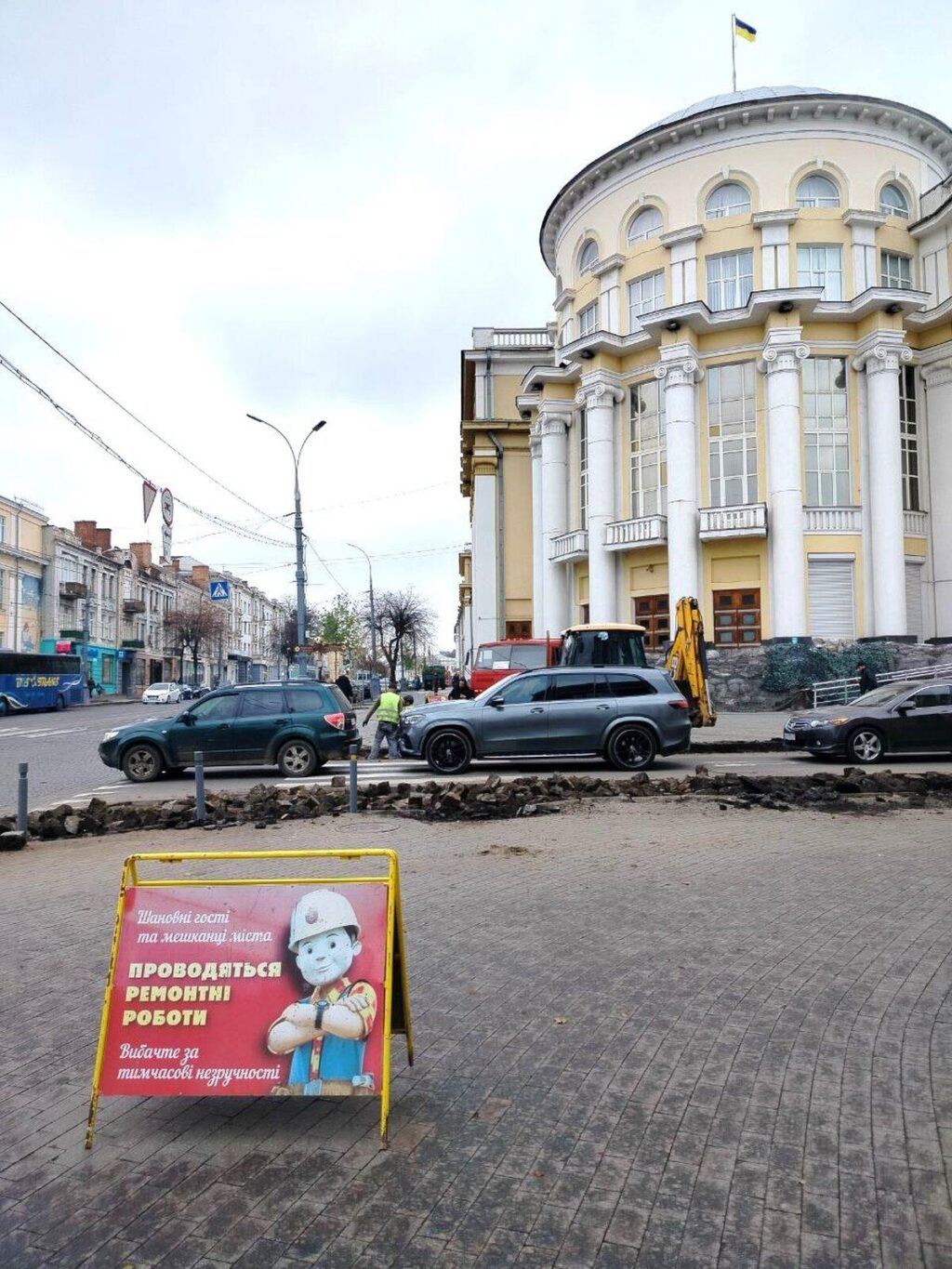У центрі Вінниці триває облаштування безбарєрного маршруту