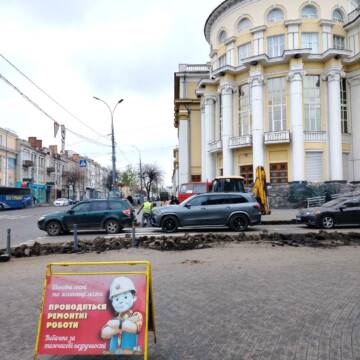 У центрі Вінниці триває облаштування безбар’єрного маршруту