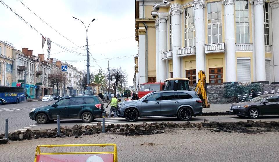 У центрі Вінниці триває облаштування безбар’єрного маршруту