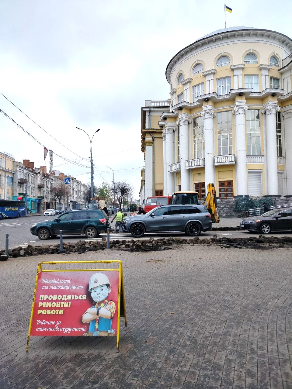 У центрі Вінниці триває облаштування безбар’єрного маршруту