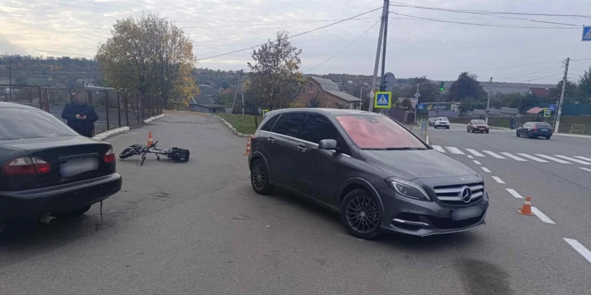 У Гайсині водій електровелосипеда потрапив під колеса легкового авто