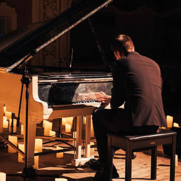 1-Музика при свічках Концерт «Музика при свічках: Людовіко Ейнауді та Ян Тірсен» 1 грудня вразить вінничан неповторною атмосферою