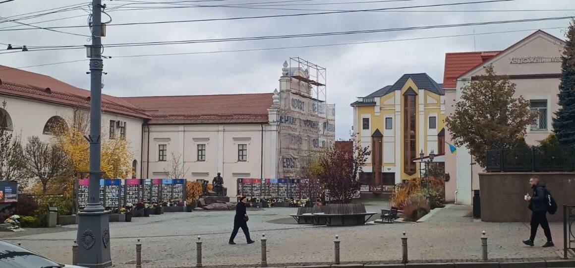 У центрі Вінниці укріплюють фасад архітектурної пам’ятки