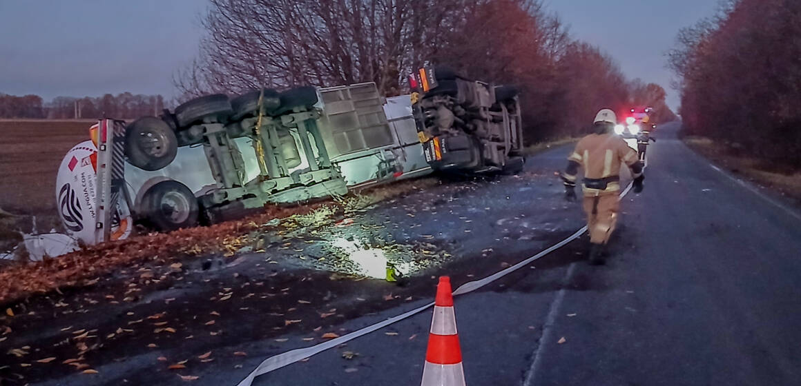 На Вінниччині перекинулася автоцистерна: водія рятувальники передали медикам