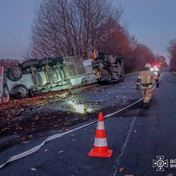 575684649_1304823418323878_3991664453881986874_n На Вінниччині перекинулася автоцистерна: водія рятувальники передали медикам