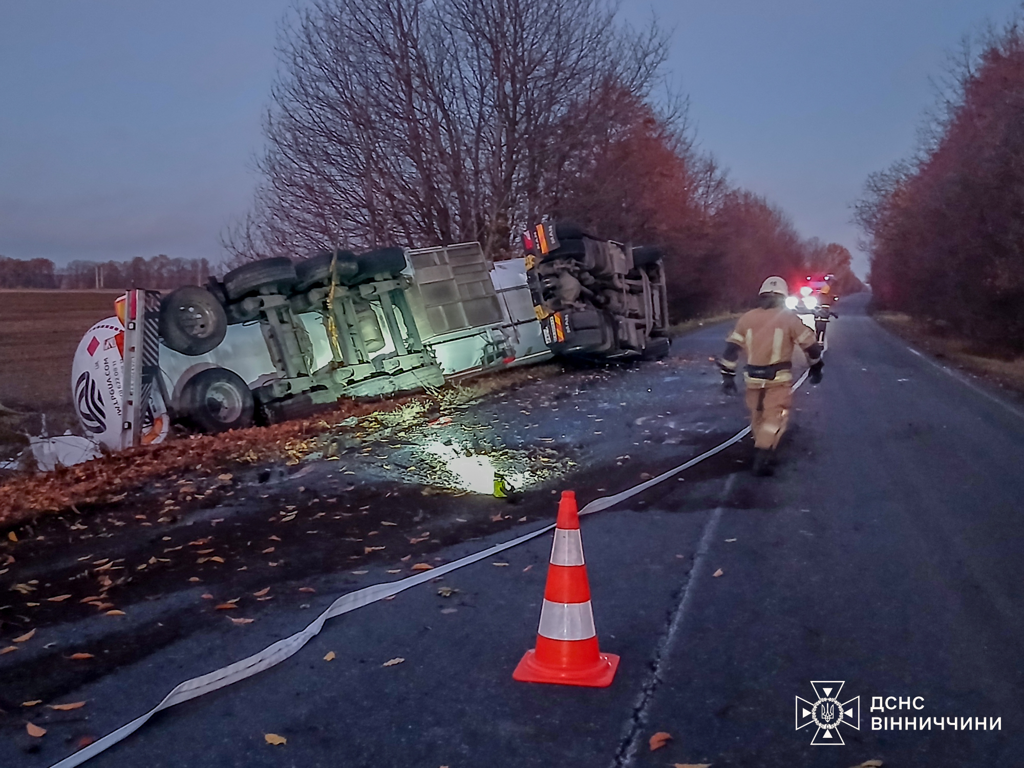На Вінниччині перекинулася автоцистерна: водія рятувальники передали медикам