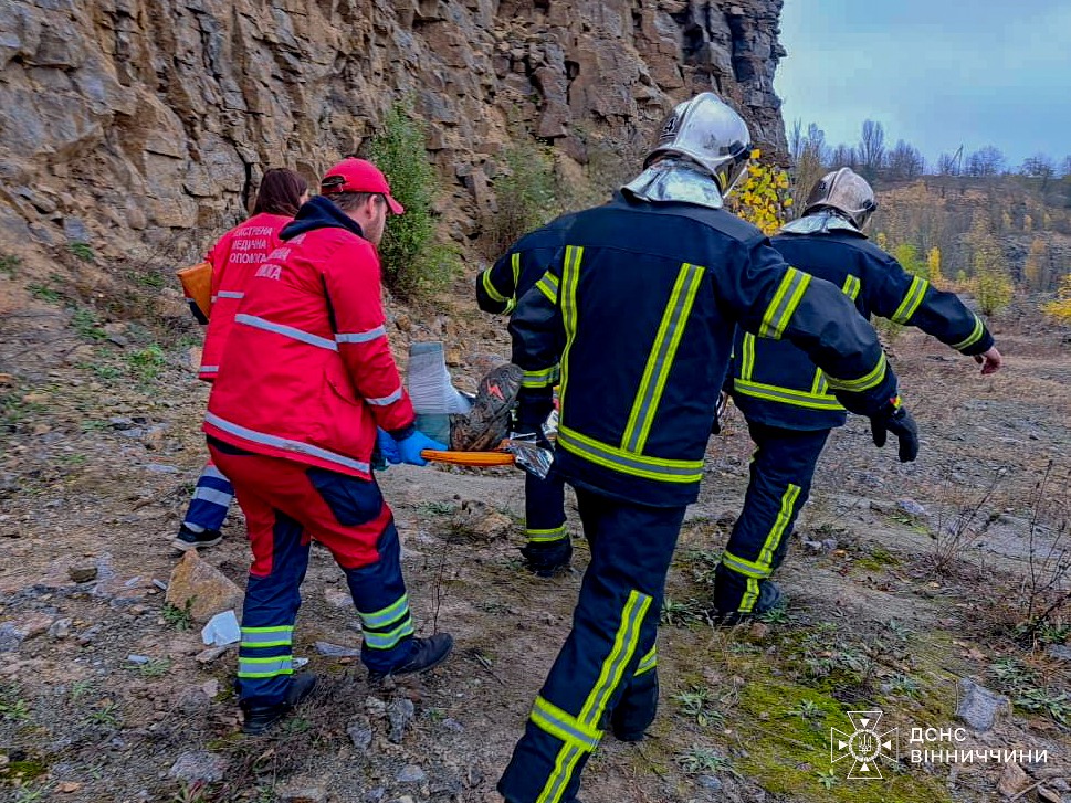 У Вінниці чоловік впав у кар’єр: обставини з’ясовуються