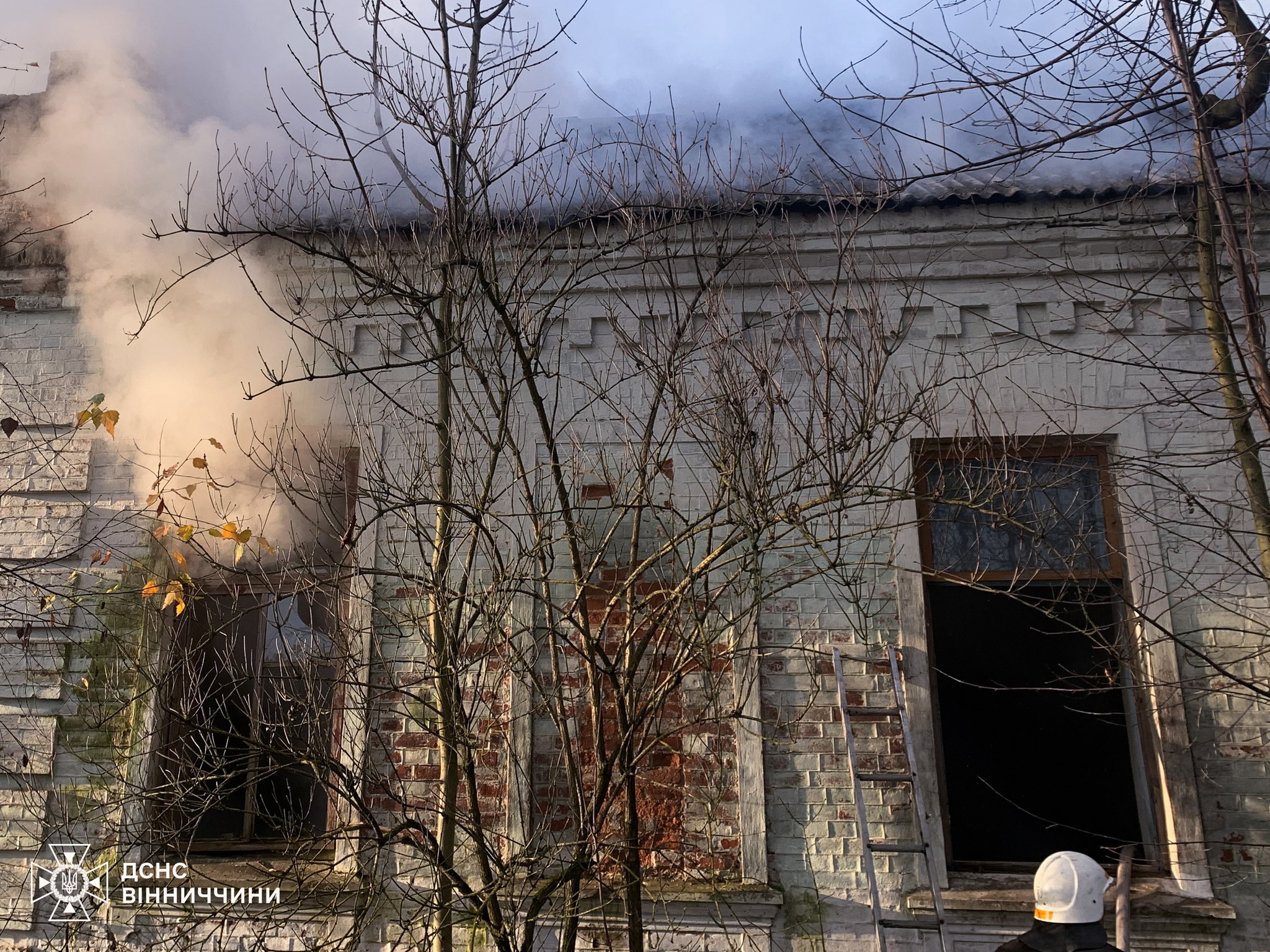 Пожежа в Стрижавці: спалахнула будівля покинутої школи