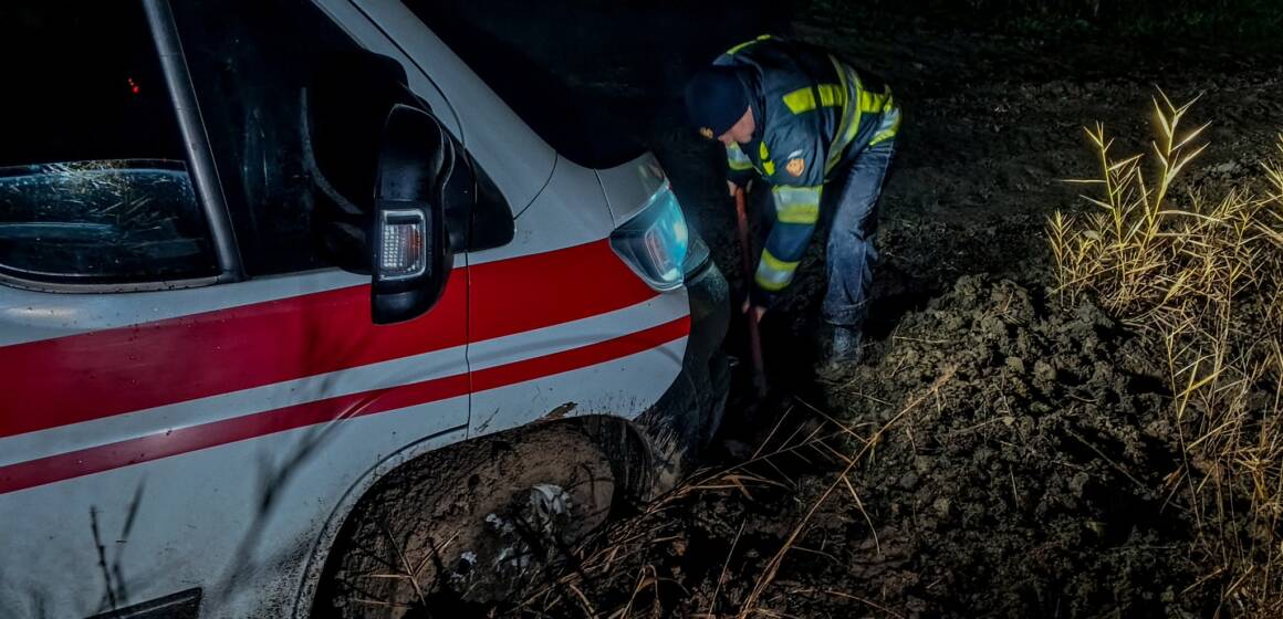На Вінниччині рятувальники витягли з болота автомобілі швидкої допомоги, що застрягли під час виїзду до пацієнтів