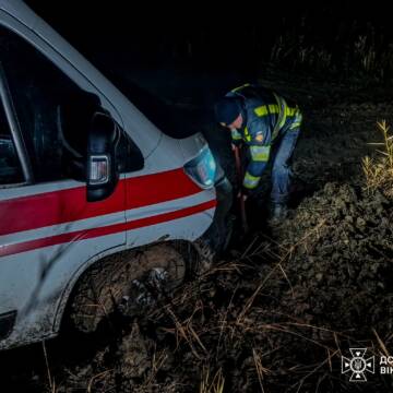 На Вінниччині рятувальники витягли з болота автомобілі швидкої допомоги, що застрягли під час виїзду до пацієнтів