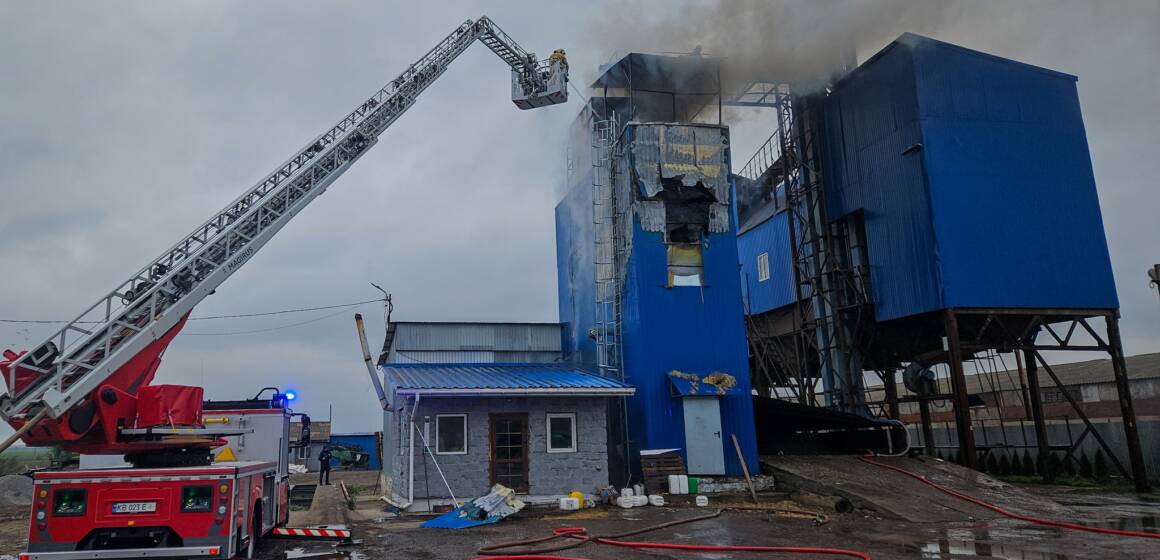 На Вінниччині пожежники загасили пожежу в зерносушарці
