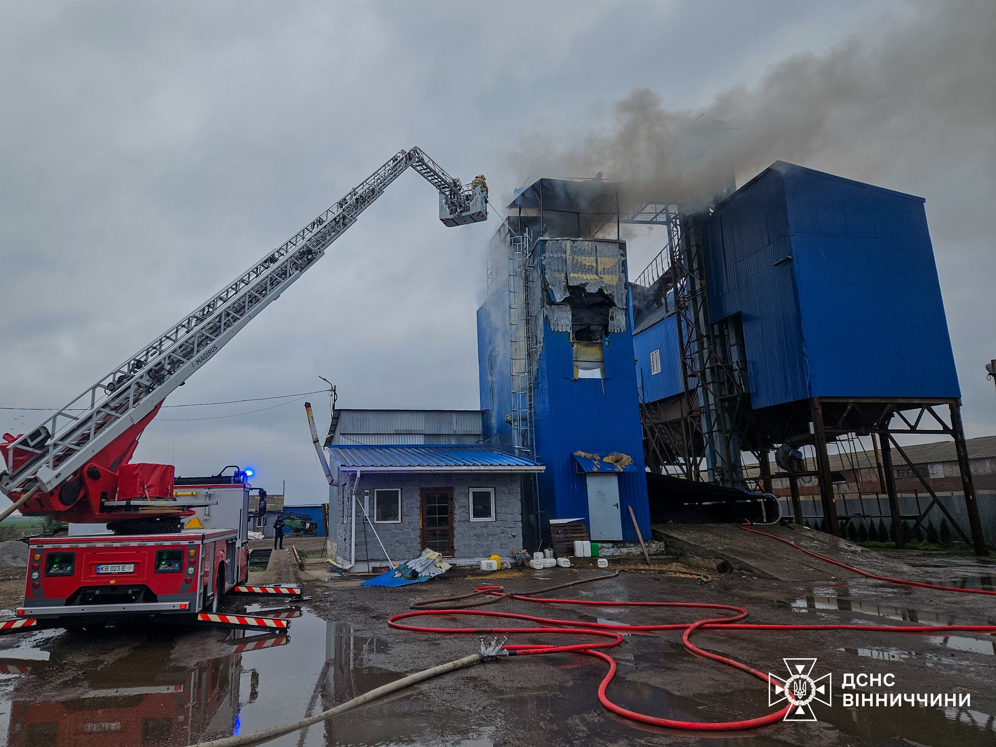 На Вінниччині пожежники загасили пожежу в зерносушарці