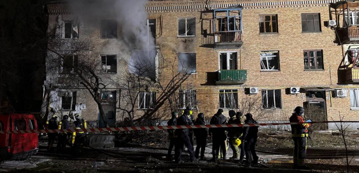Київ і область зазнали масованої нічної атаки РФ: кількість загиблих зростає