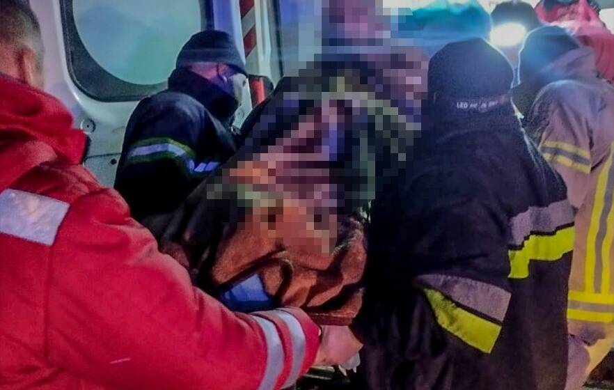 Швидка допомога» не змогла доїхати: рятувальники несли жінку понад три кілометри