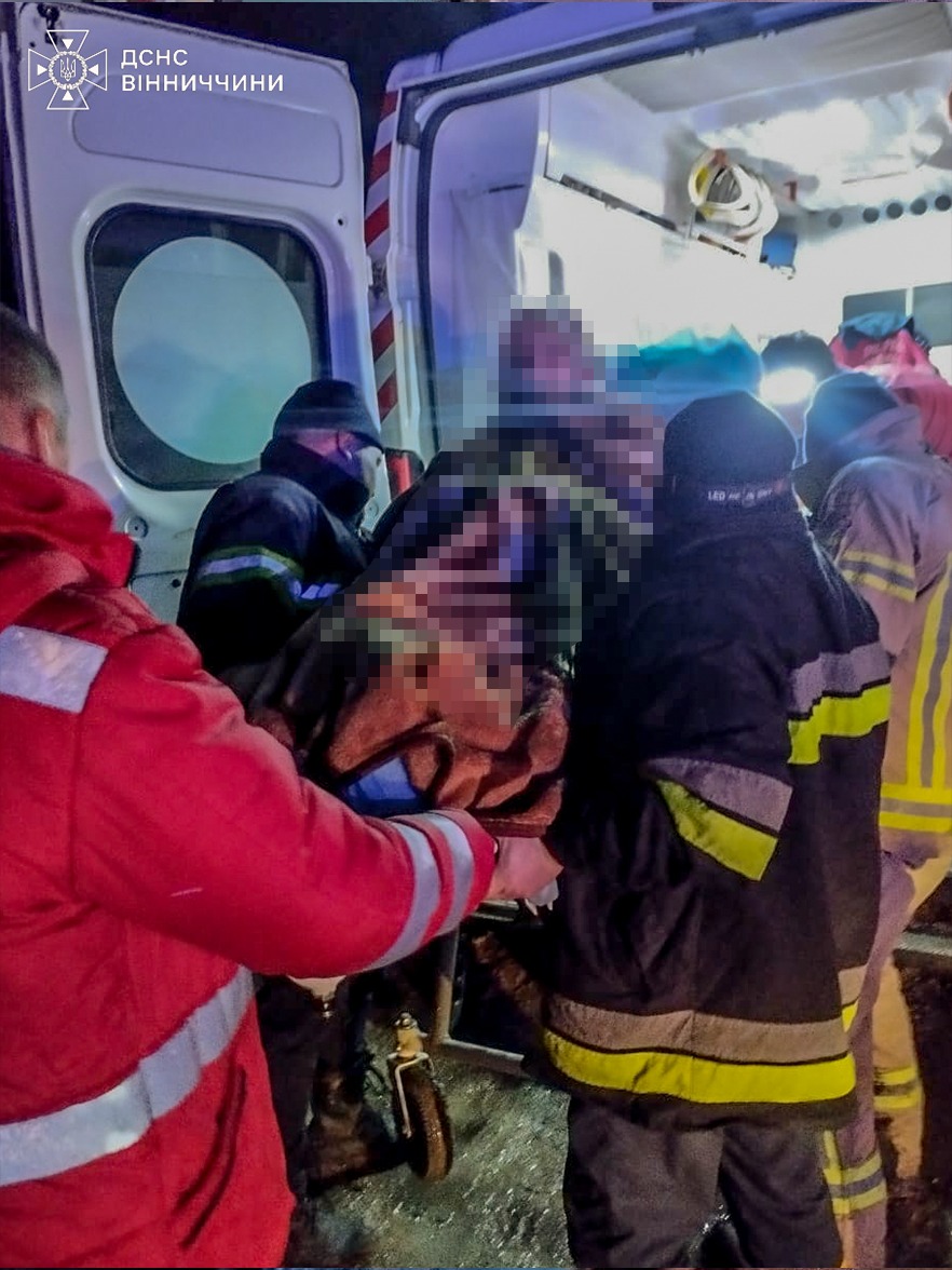 Швидка допомога» не змогла доїхати: рятувальники несли жінку понад три кілометри