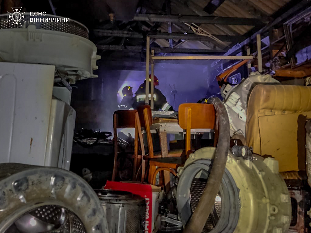 Чотири пожежі за добу на Вінниччині: горіли гараж, приватний будинок і дах багатоповерхівки