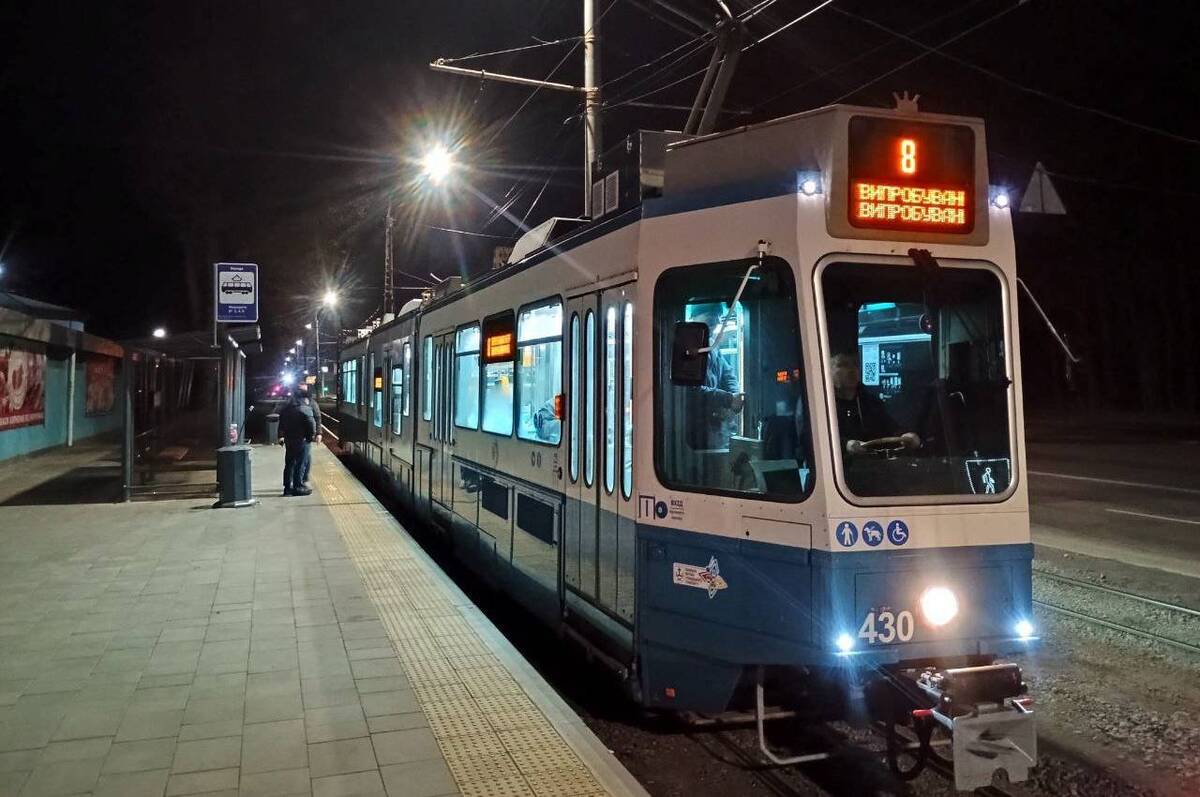 У Вінниці оновлений трисекційний трамвай пройшов нічне тестування