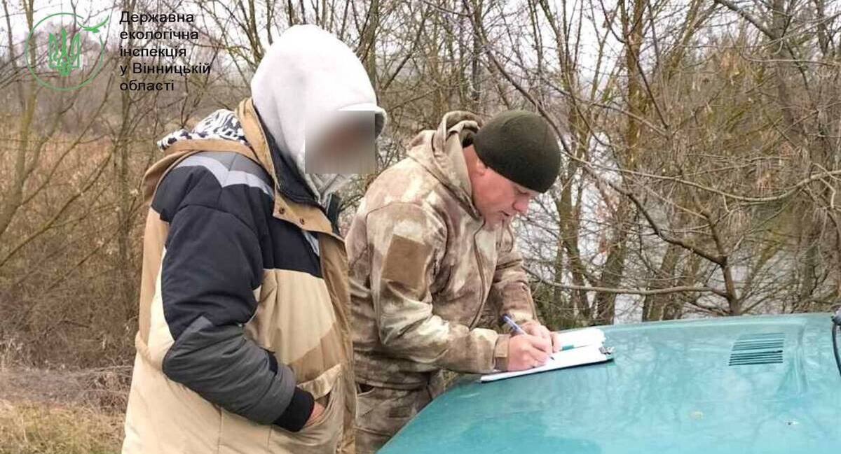 На Вінниччині склали чотири протоколи на рибалок, які ловили рибу в зимувальних ямах