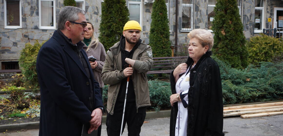 VIN00566 Ветеран Андрій Соловко протестував безбар’єрний маршрут в середмісті Вінниці