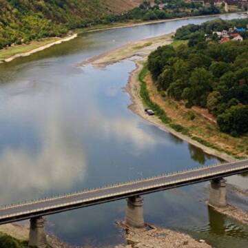 YQ_fvhohY0yl На матраці до Молдови: прикордонники Вінниччини врятували чоловіка