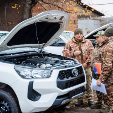 Міжрегіональний координаційний гумштаб передав 6 автомобілів для трьох військових частин
