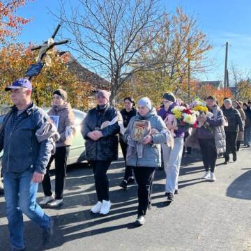 На Вінниччині прощалися із 7-річною дівчинкою, яка загинула внаслідок атаки РФ