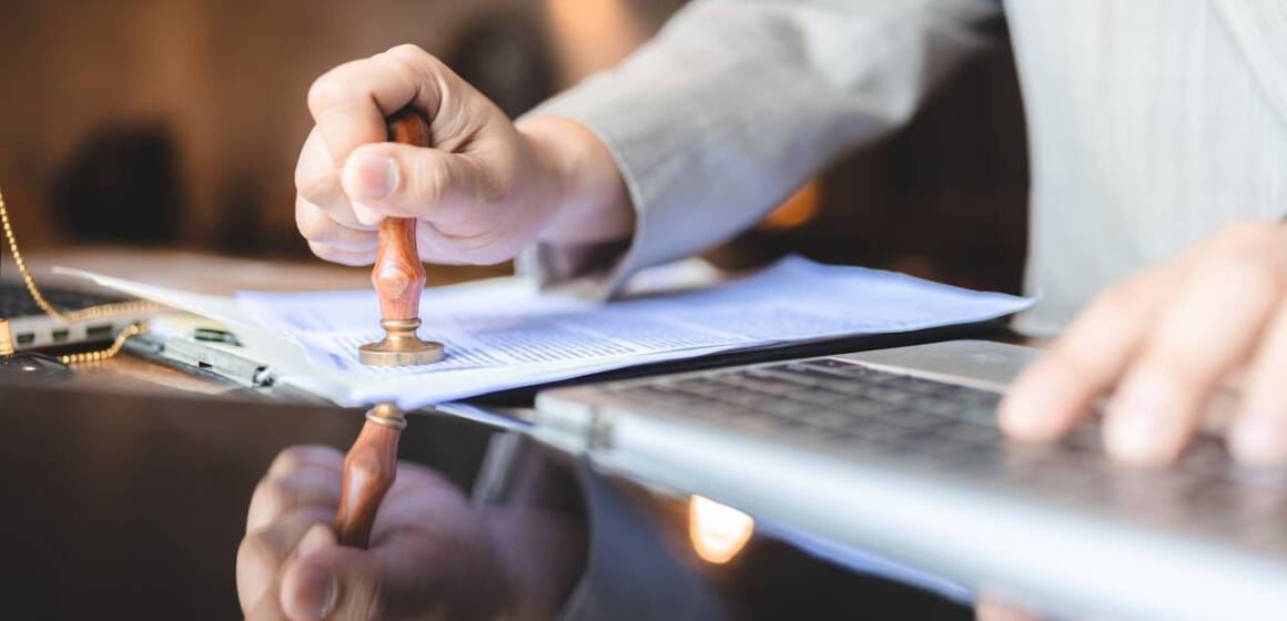 hand-stamping-with-approved-stamp-on-certificate-d-2022-09-29-13-18-02-utc Вінниччина серед рекордсменів за навантаженням нотаріусів
