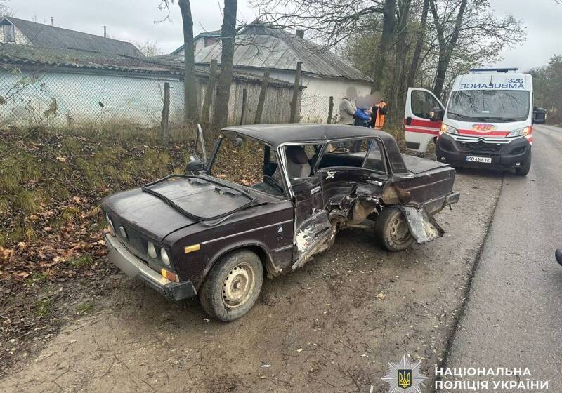 На Вінниччині зіткнулися ВАЗ та Toyota, водій одного з авто госпіталізований
