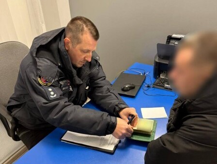У Вінниці чоловік незаконно використовував поліцейську символіку