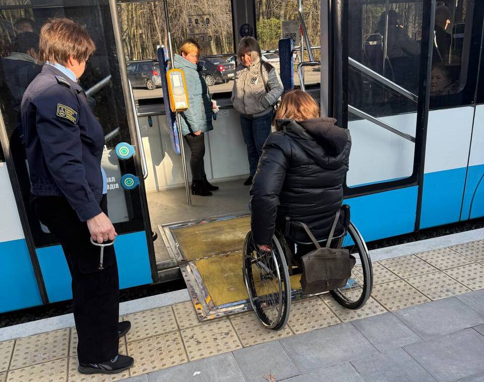 У Вінниці впроваджують цюріхський стандарт доступності на трамвайних зупинках