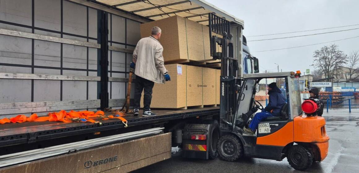 photo_2025-11-27_14-48-31 (2) Вінниця передала Балаклії тисячу OSB-плит для відновлення після ворожих ударів