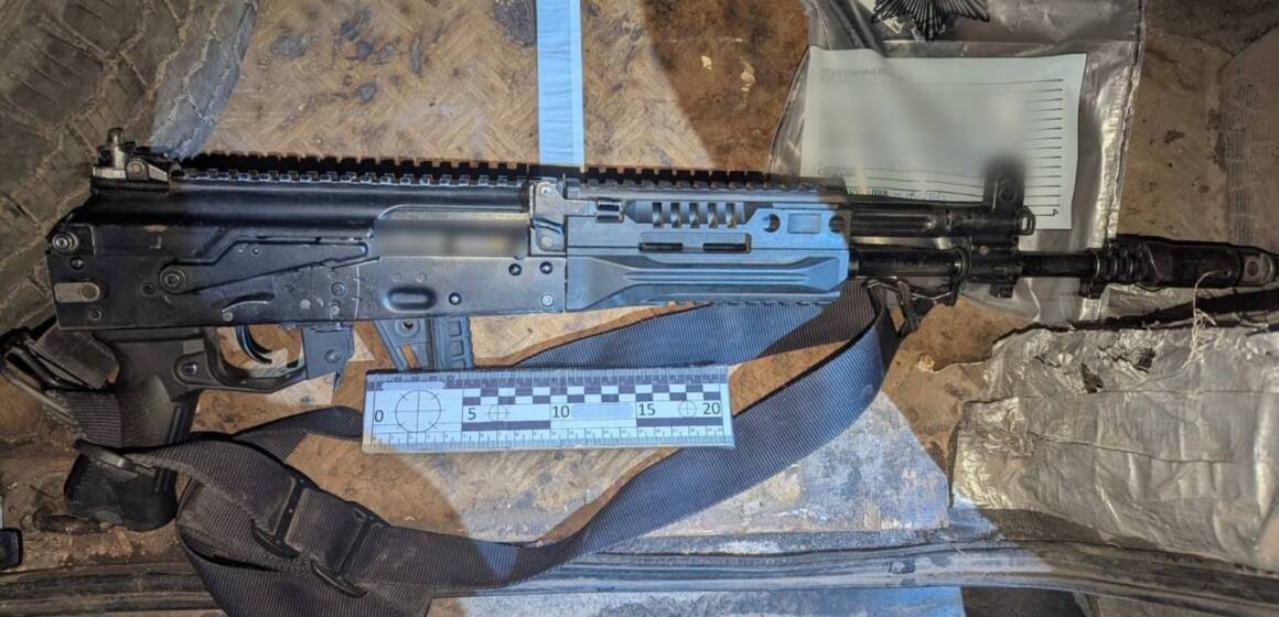 v15_13686ba97b89ad7fbfd5b61074125734 Поліцейські вилучили у жителя Вінницького району автомат і боєприпаси