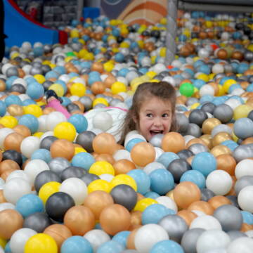 Дівчинка розважається у «Країні мрій» (1) У Вінниці провели свято для дітей військових у межах благодійної ініціативи