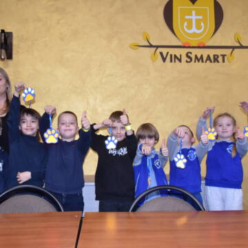 Діти зробили флікери Безпека на дорогах: VinSmart Центр навчає дітей створювати флікери