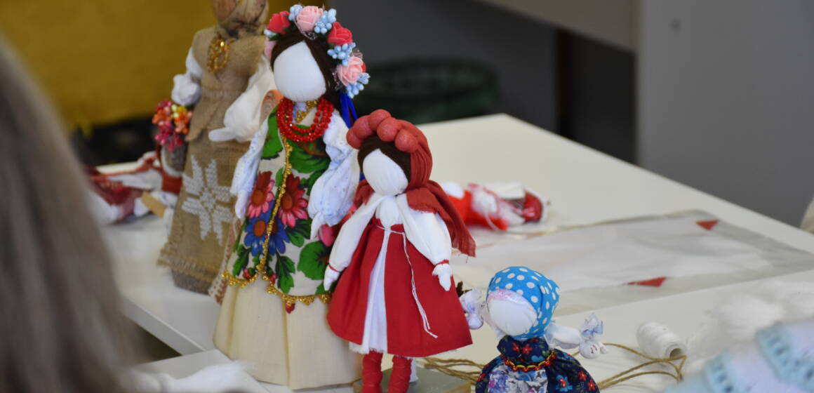 Мотанки У Вінниці педагогів VinSmart Центру навчали виготовляти традиційні ляльки-мотанки