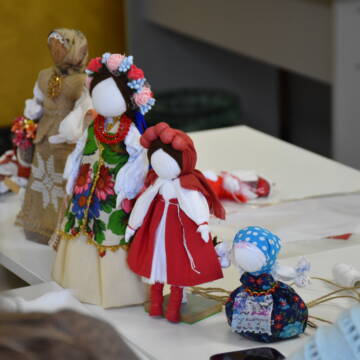 Мотанки У Вінниці педагогів VinSmart Центру навчали виготовляти традиційні ляльки-мотанки