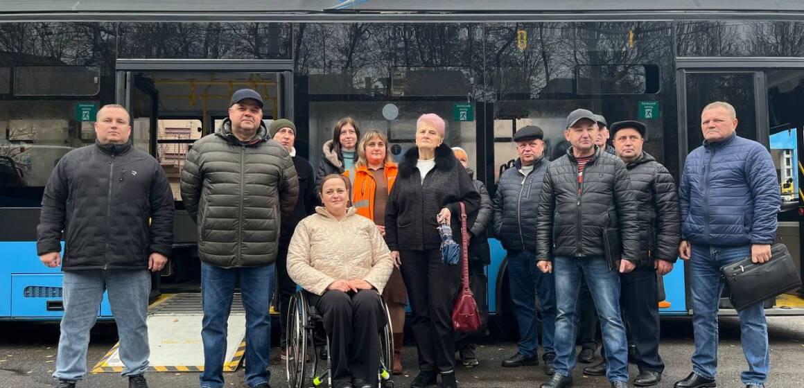 Навчання водіїв безбар'єрності (3) У Вінниці водії навчаються допомагати пасажирам на інвалідних візках