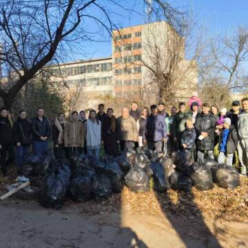 Учасники осіннього прибирання Вінничани разом із муніципальною вартою вийшли на осінню толоку