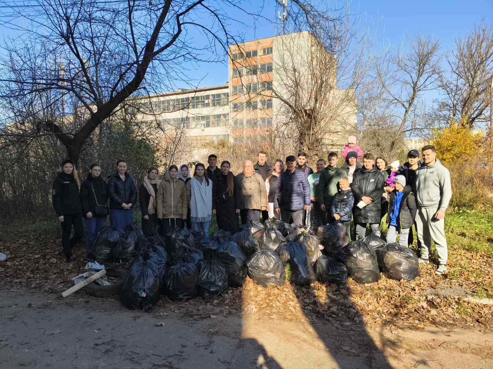 Вінничани разом із муніципальною вартою вийшли на осінню толоку
