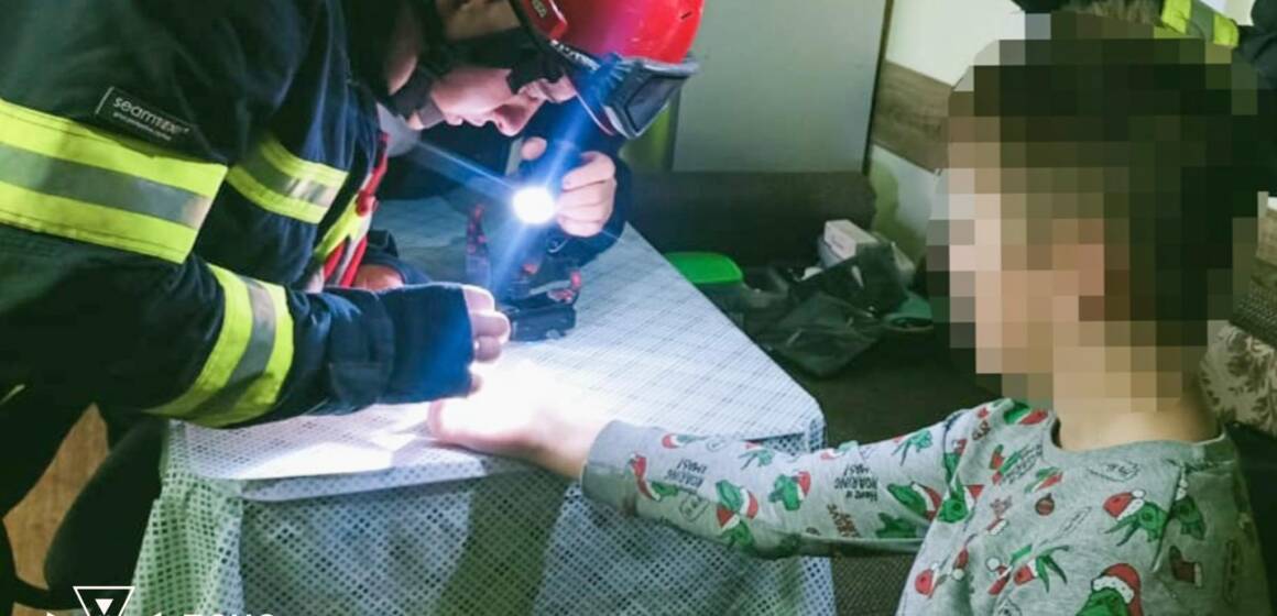 Хлопчик Вінницькі рятувальники зняли кришку від пляшки з пальця 12-річного хлопчика