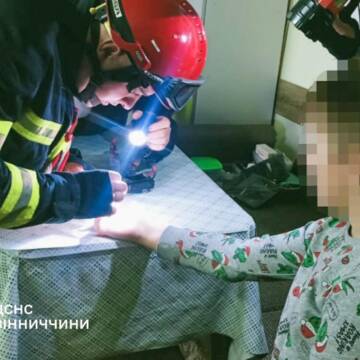 Хлопчик Вінницькі рятувальники зняли кришку від пляшки з пальця 12-річного хлопчика
