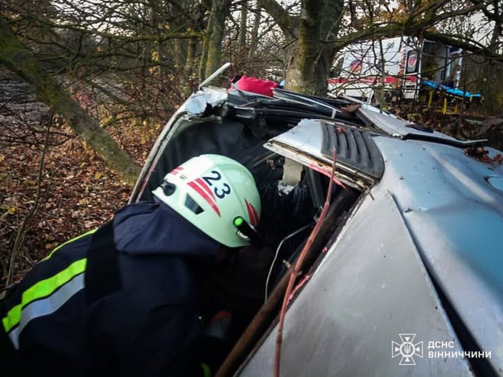 Аварія на Вінниччині: рятувальники витягли 16-річного хлопця з понівеченого легковика